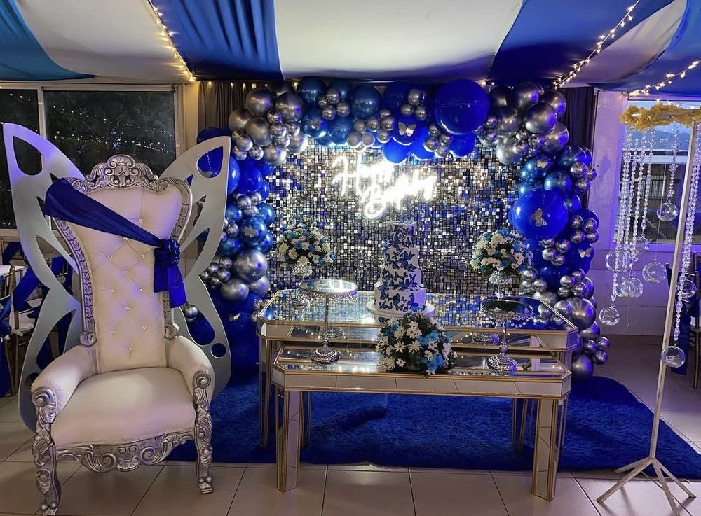 Decoración de cumpleaños con globos y backdrop