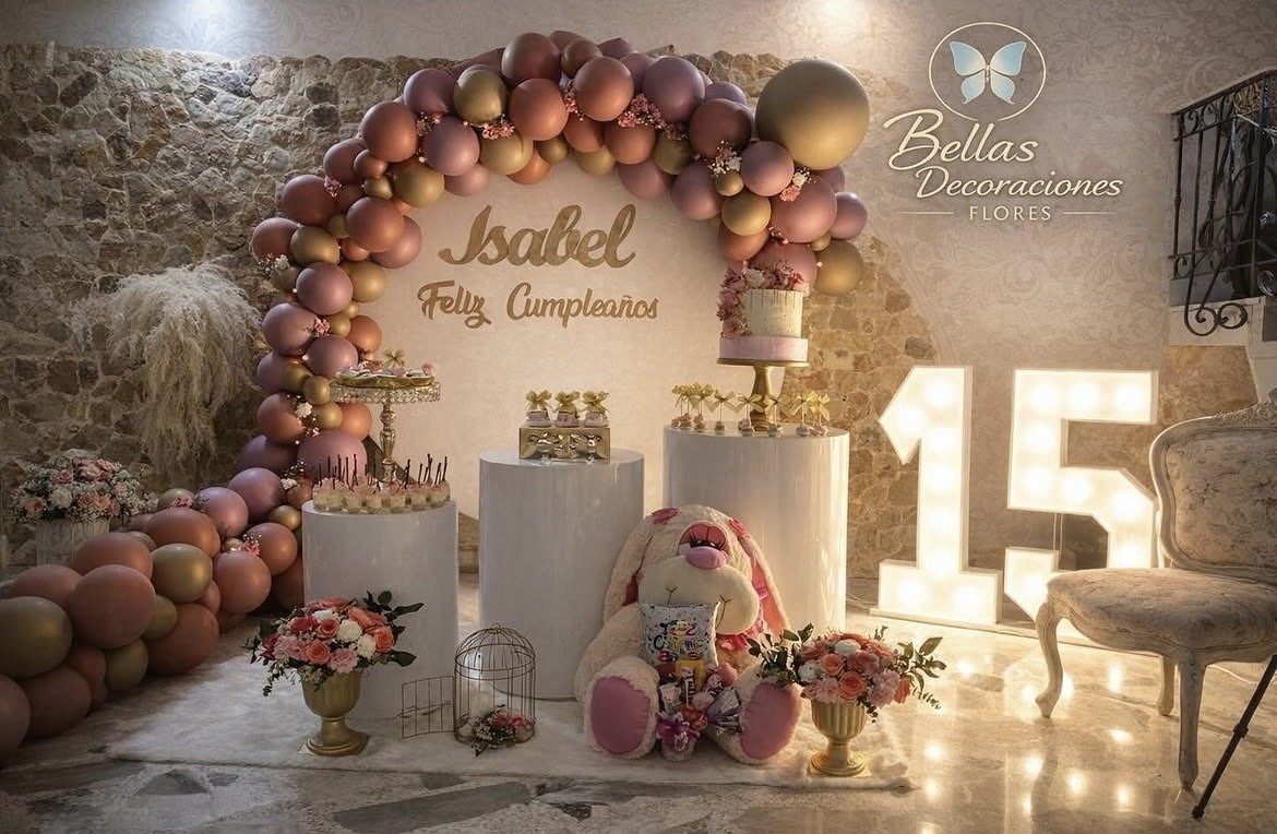 Decoración de quince años en tonos oro rosa